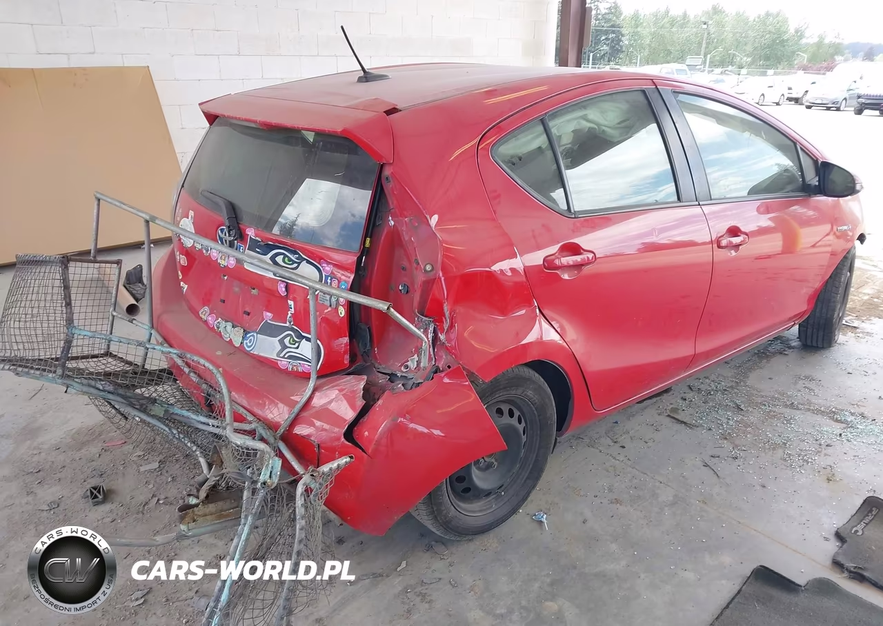 2014 Toyota Prius C Three VIN:JTDKDTB3XE1567730 - 4