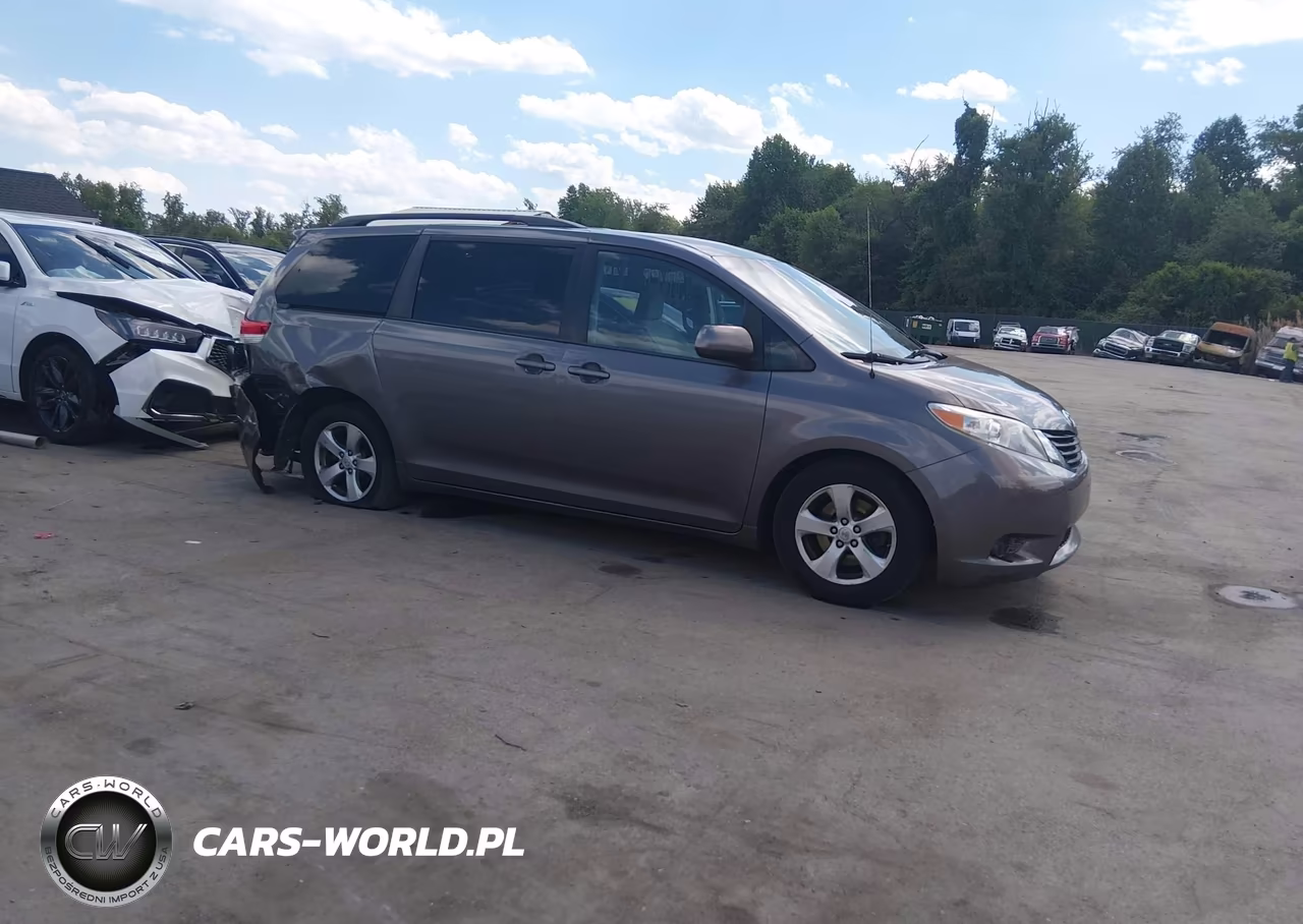 2013 Toyota Sienna Le V6 8 Passenger
