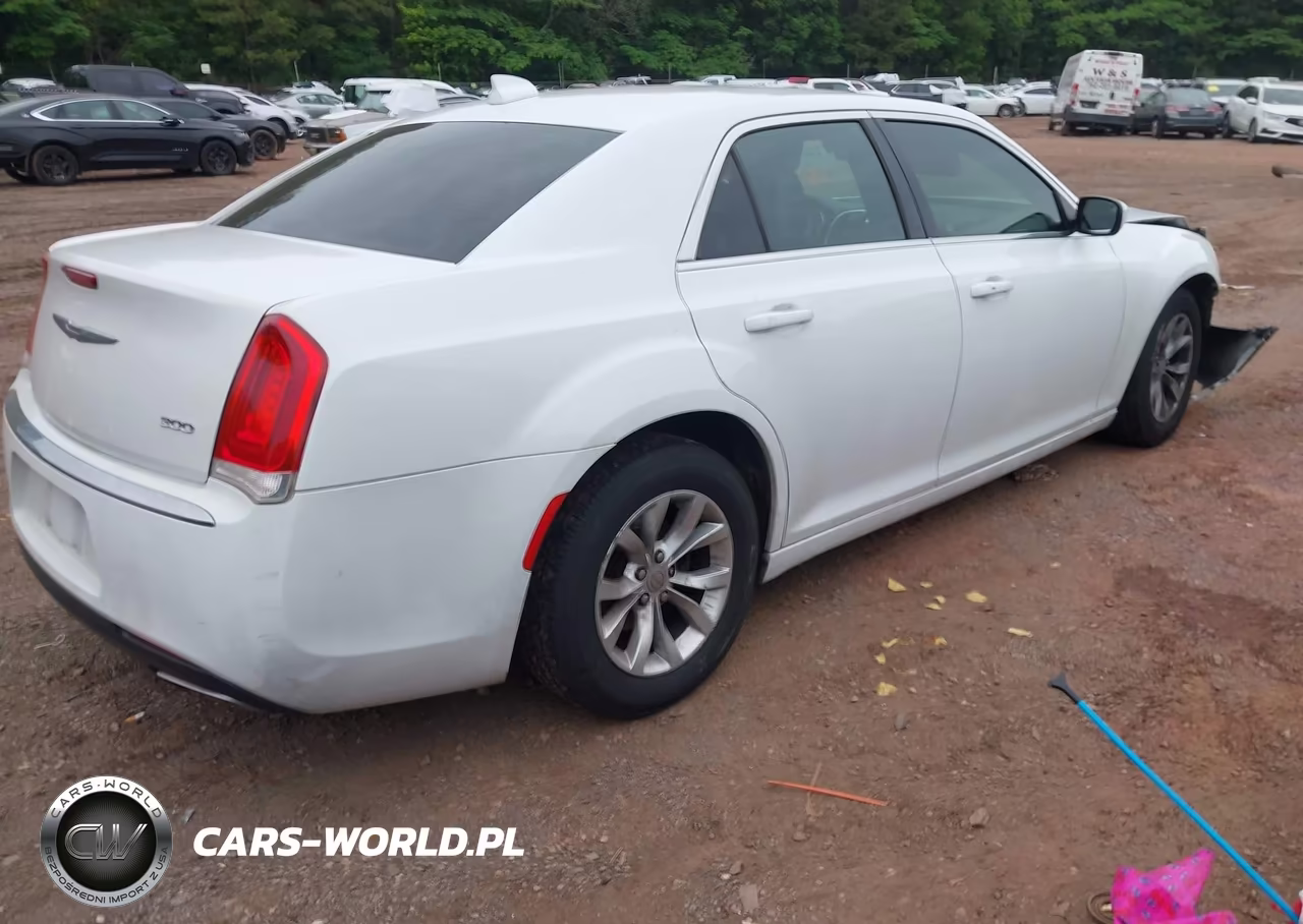 2015 Chrysler 300 Limited VIN:2C3CCAAG7FH739347 - 4