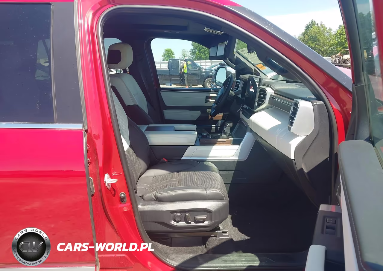 2024 Toyota Sequoia Capstone VIN:7SVAAABA3RX044906 - 5