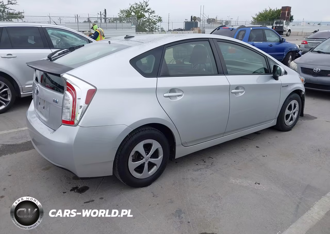 2014 Toyota Prius Three VIN:JTDKN3DU7E1801910 - 4