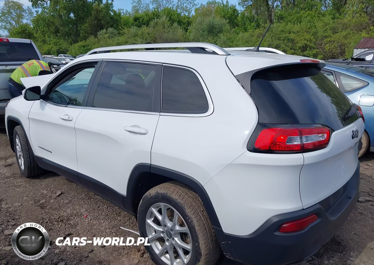 2015 Jeep Cherokee Latitude VIN:1C4PJLCS7FW695626 - 14