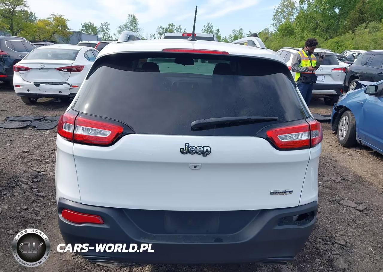 2015 Jeep Cherokee Latitude VIN:1C4PJLCS7FW695626 - 16