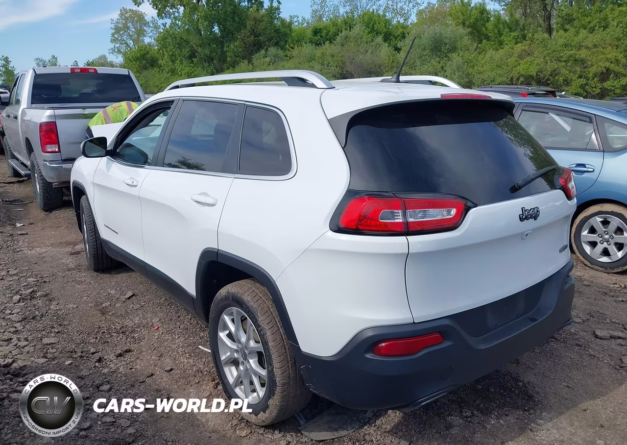 2015 Jeep Cherokee Latitude VIN:1C4PJLCS7FW695626 - 3