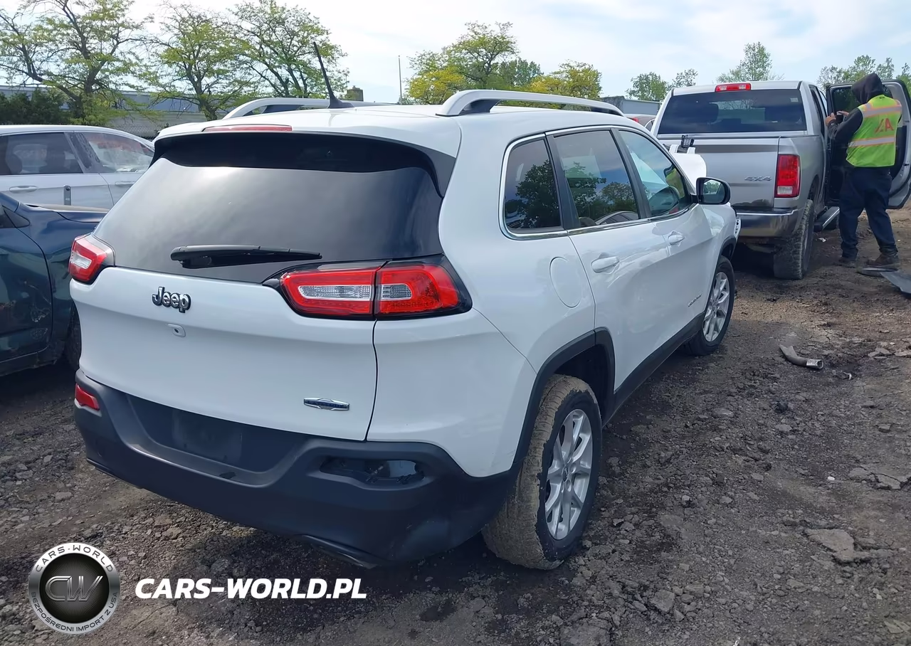 2015 Jeep Cherokee Latitude VIN:1C4PJLCS7FW695626 - 4