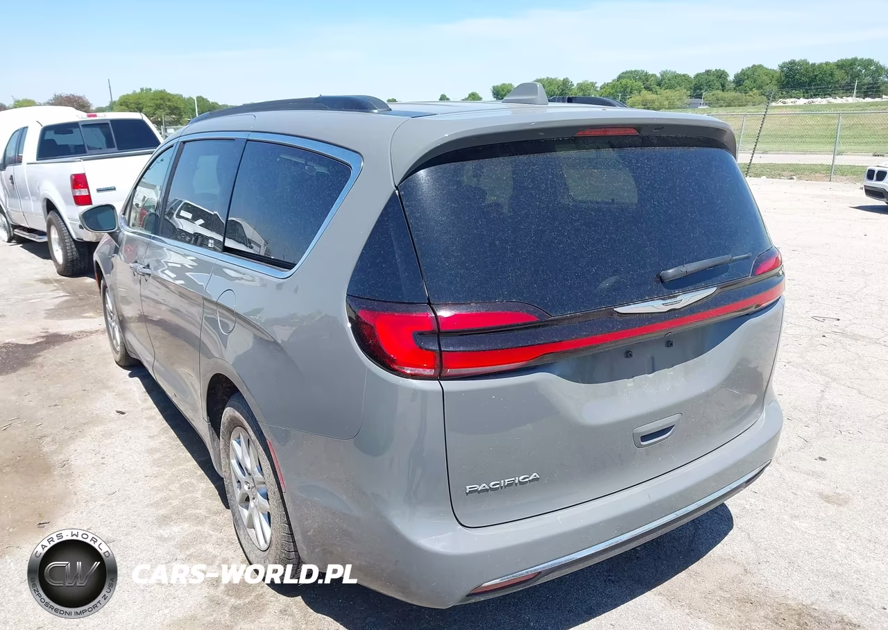 2022 Chrysler Pacifica Touring L VIN:2C4RC1BG2NR167732 - 3