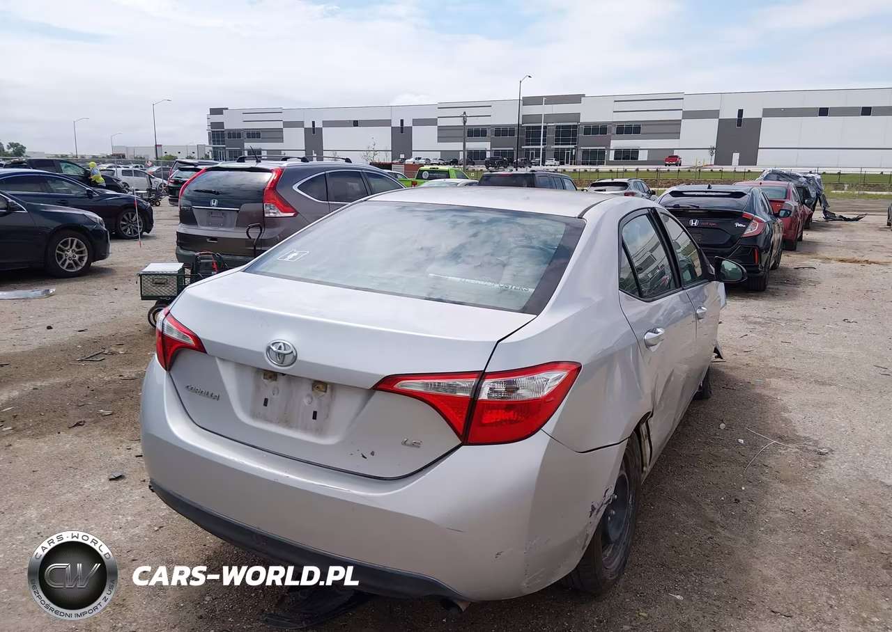 2015 Toyota Corolla Le VIN:5YFBURHE1FP332660 - 4