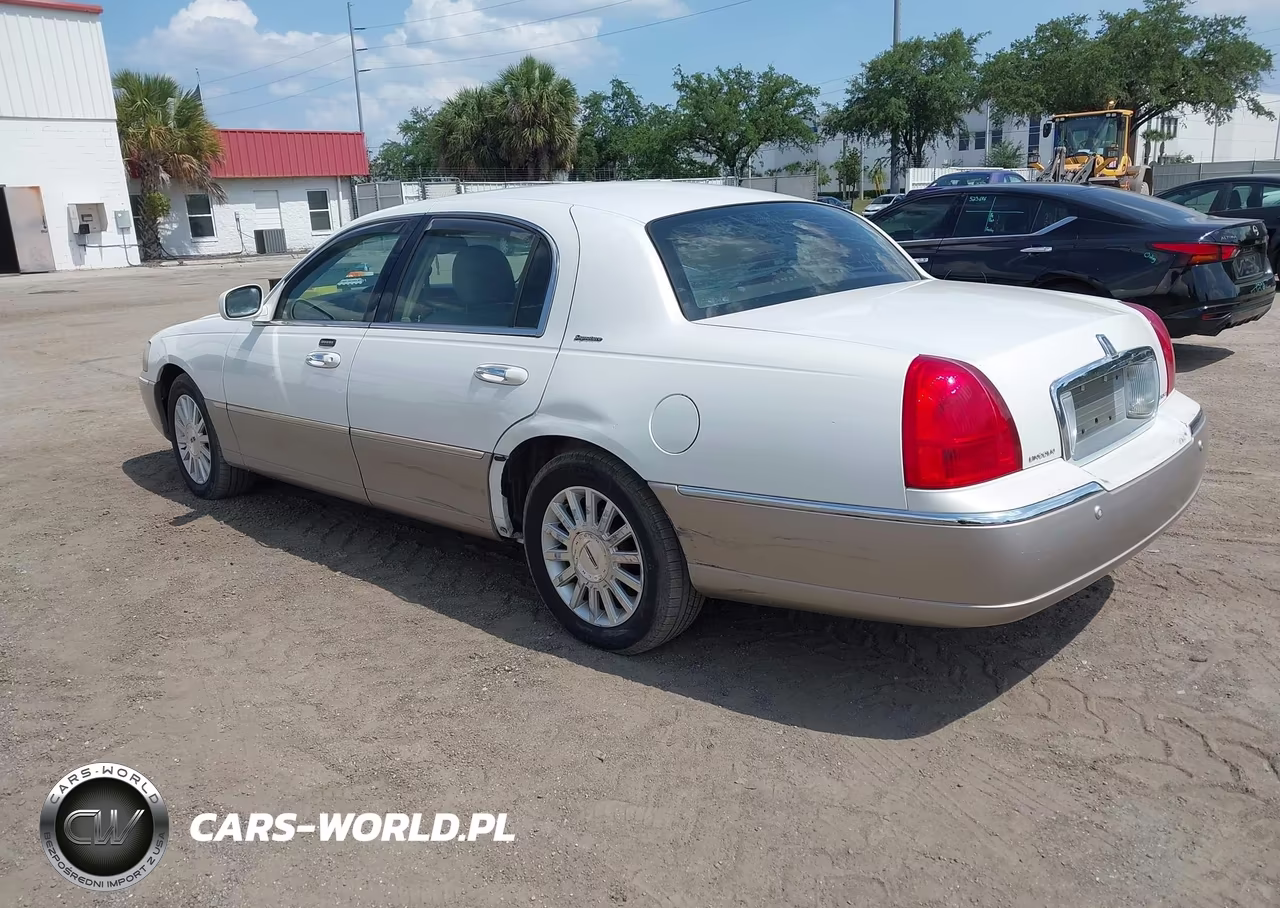 2003 Lincoln Town Car Signature VIN:1LNHM82W23Y617019 - 3