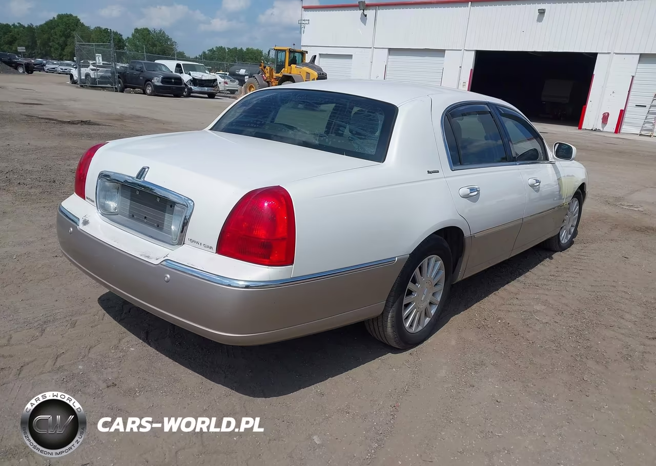 2003 Lincoln Town Car Signature VIN:1LNHM82W23Y617019 - 4