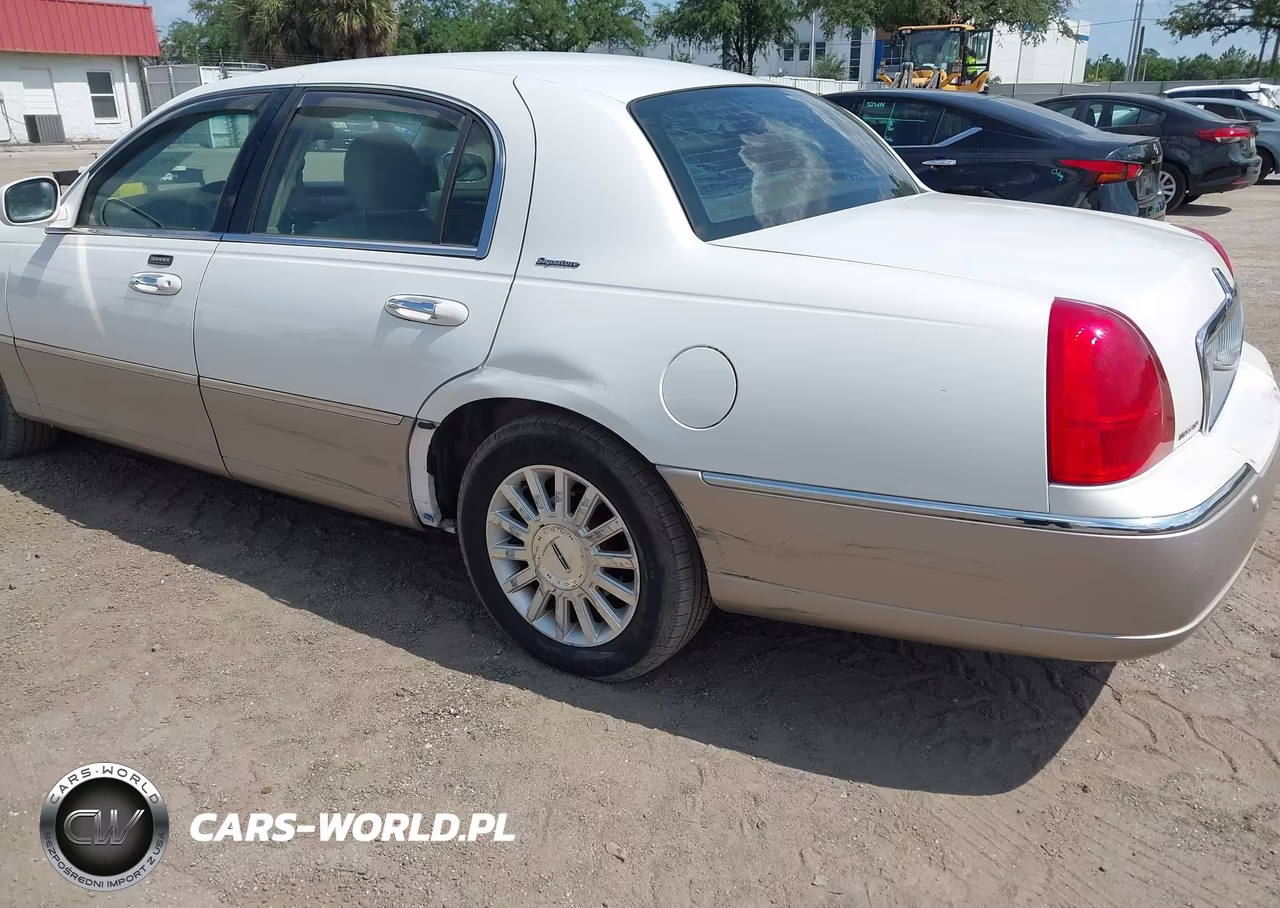 2003 Lincoln Town Car Signature VIN:1LNHM82W23Y617019 - 6