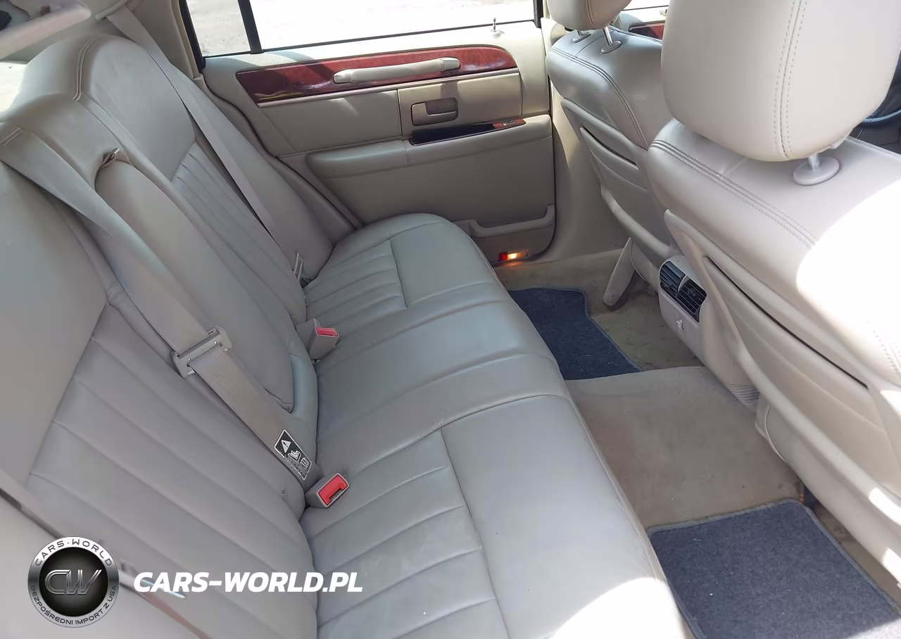 2003 Lincoln Town Car Signature VIN:1LNHM82W23Y617019 - 8