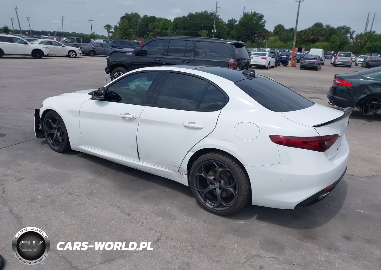 2018 Alfa Romeo Giulia Ti Sport VIN:ZARFAECN2J7573170 - 3