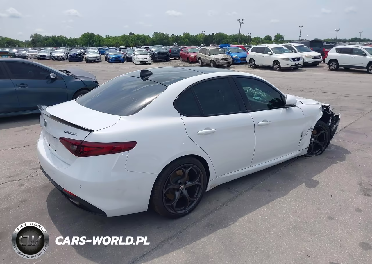 2018 Alfa Romeo Giulia Ti Sport VIN:ZARFAECN2J7573170 - 4