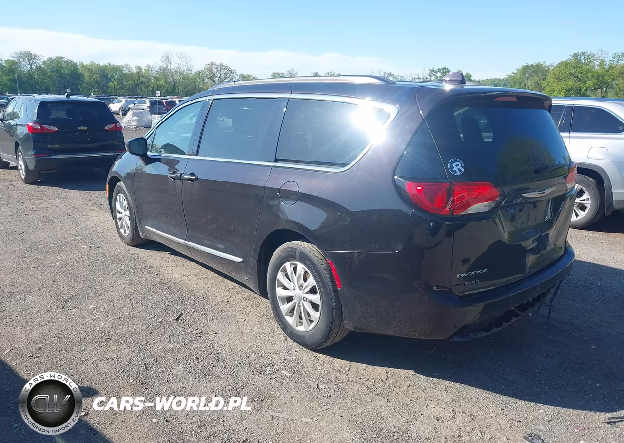 2017 Chrysler Pacifica Touring-L VIN:2C4RC1BG7HR832953 - 3