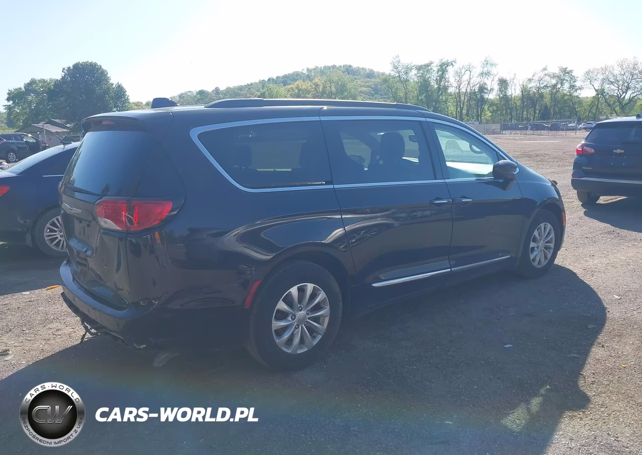 2017 Chrysler Pacifica Touring-L VIN:2C4RC1BG7HR832953 - 4