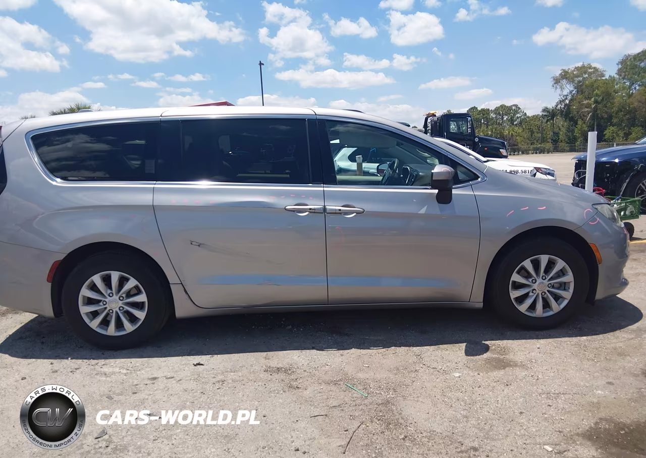 2017 Chrysler Pacifica Touring VIN:2C4RC1DGXHR594481 - 13