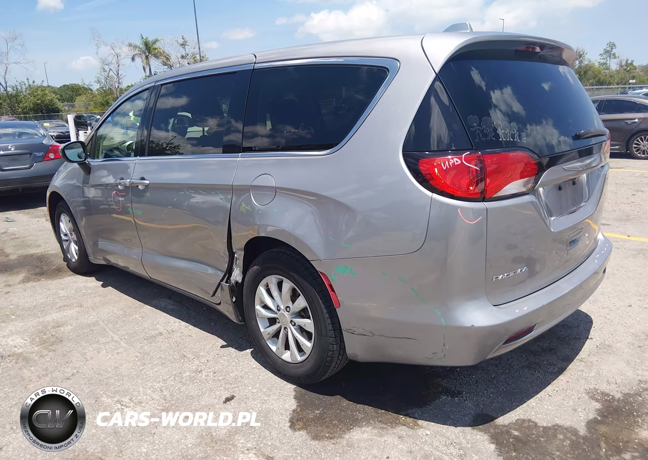 2017 Chrysler Pacifica Touring VIN:2C4RC1DGXHR594481 - 3