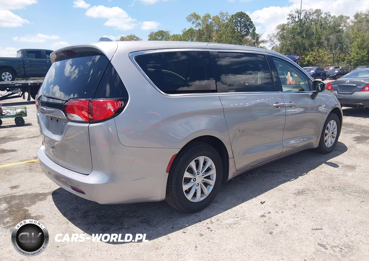 2017 Chrysler Pacifica Touring VIN:2C4RC1DGXHR594481 - 4