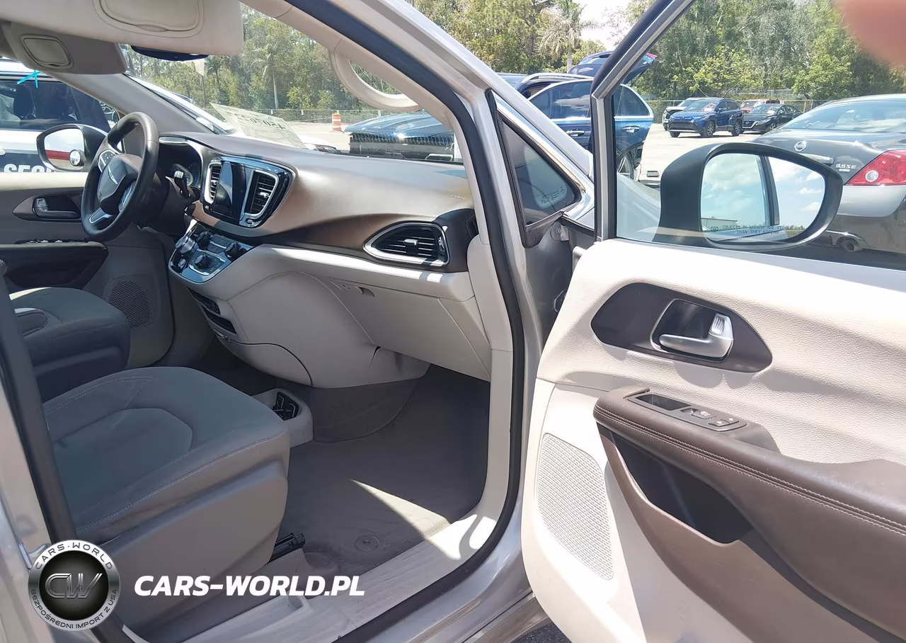 2017 Chrysler Pacifica Touring VIN:2C4RC1DGXHR594481 - 5