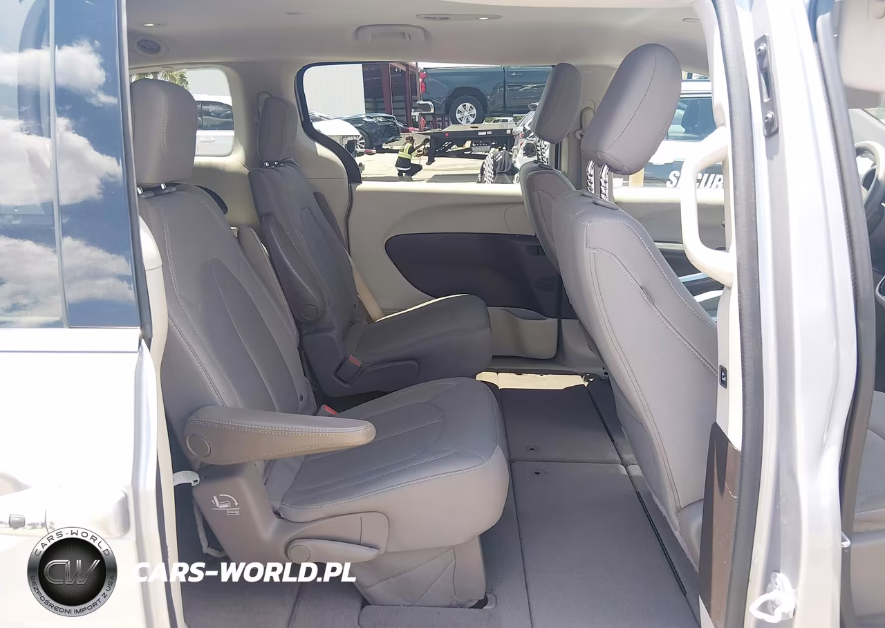 2017 Chrysler Pacifica Touring VIN:2C4RC1DGXHR594481 - 8