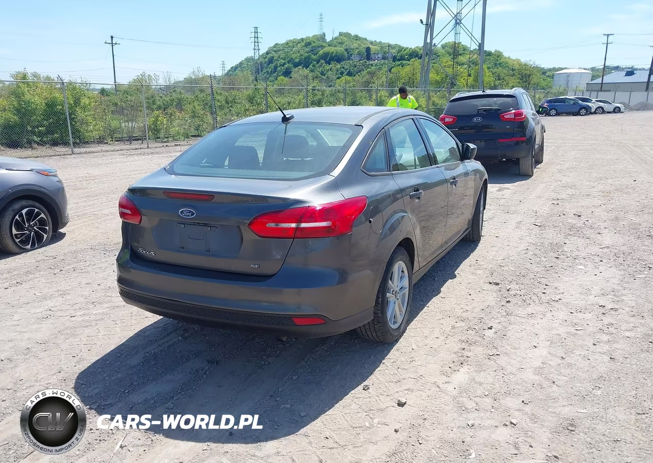 2018 Ford Focus Se VIN:1FADP3F26JL272890 - 4
