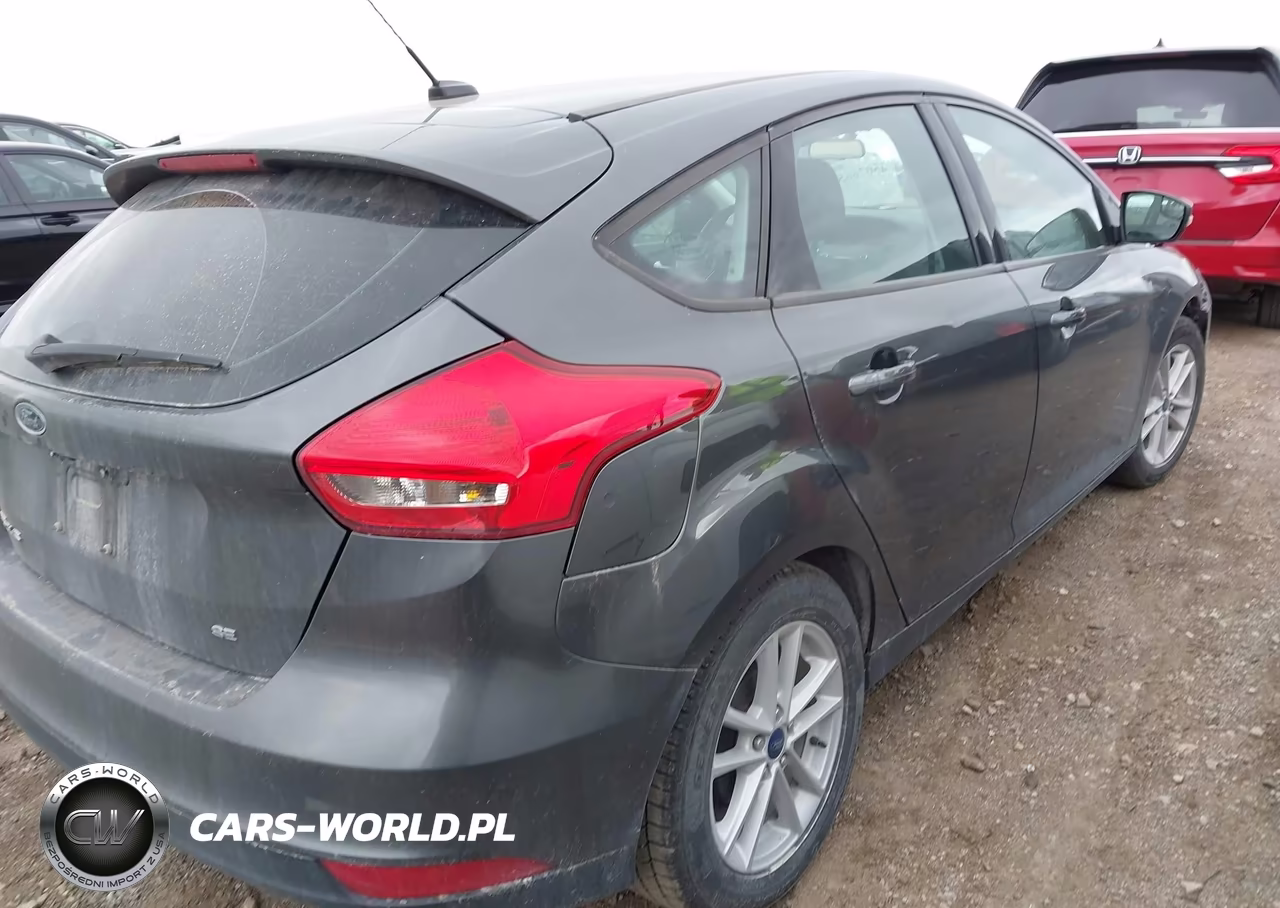 2018 Ford Focus Se VIN:1FADP3K27JL216169 - 4