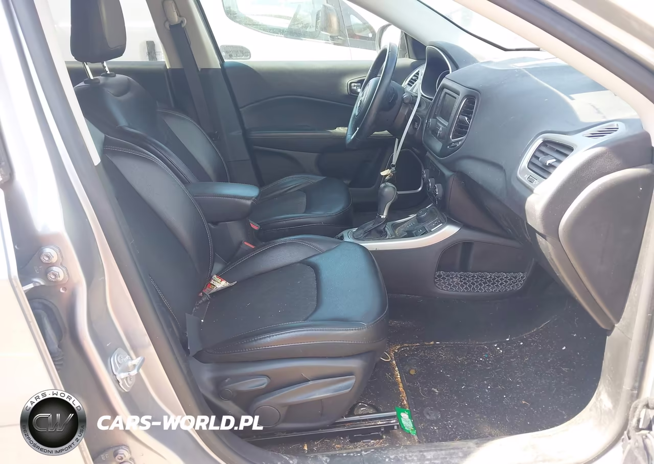 2018 Jeep Compass Latitude 4X4 VIN:3C4NJDBB4JT456211 - 5