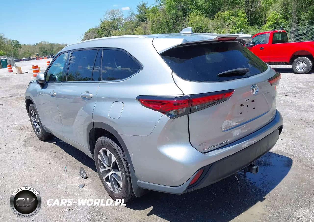 2022 Toyota Highlander Xle VIN:5TDGZRBHXNS585573 - 3