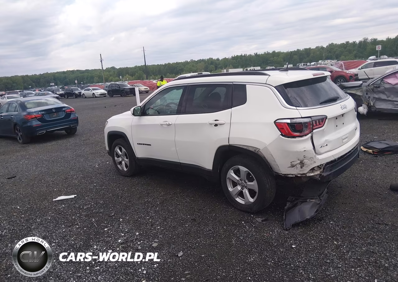 2018 Jeep Compass Latitude 4X4 VIN:3C4NJDBB3JT175808 - 3