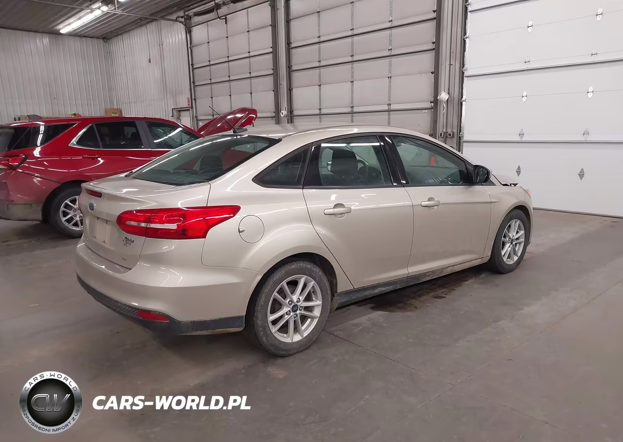 2018 Ford Focus Se VIN:1FADP3F26JL328441 - 4