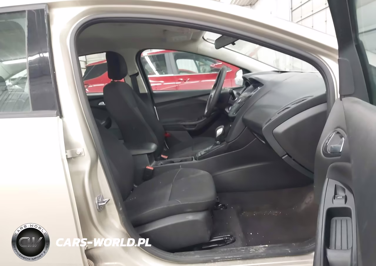2018 Ford Focus Se VIN:1FADP3F26JL328441 - 5