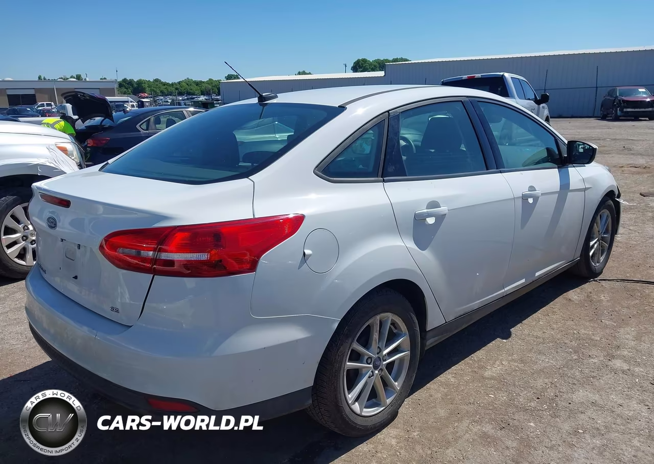 2018 Ford Focus Se VIN:1FADP3F22JL327318 - 4