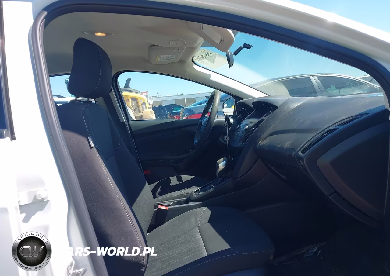 2018 Ford Focus Se VIN:1FADP3F22JL327318 - 5