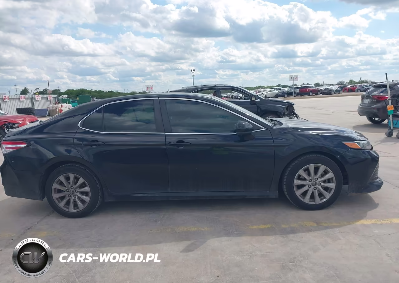 2018 Toyota Camry Le VIN:4T1B11HK2JU588541 - 13