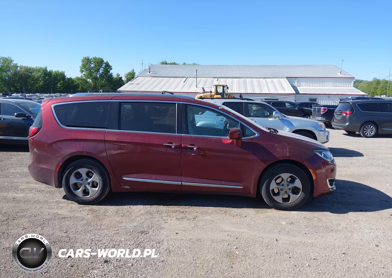 2017 Chrysler Pacifica Touring-L Plus VIN:2C4RC1EG8HR810987 - 13