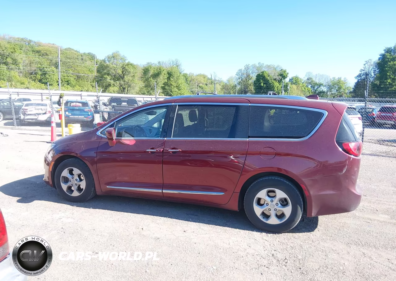 2017 Chrysler Pacifica Touring-L Plus VIN:2C4RC1EG8HR810987 - 14