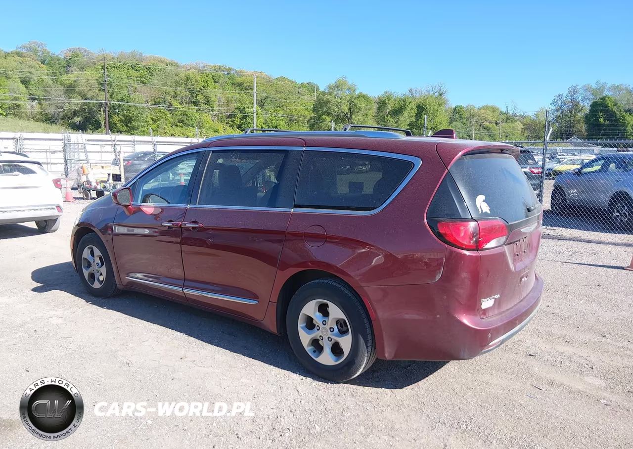 2017 Chrysler Pacifica Touring-L Plus VIN:2C4RC1EG8HR810987 - 3