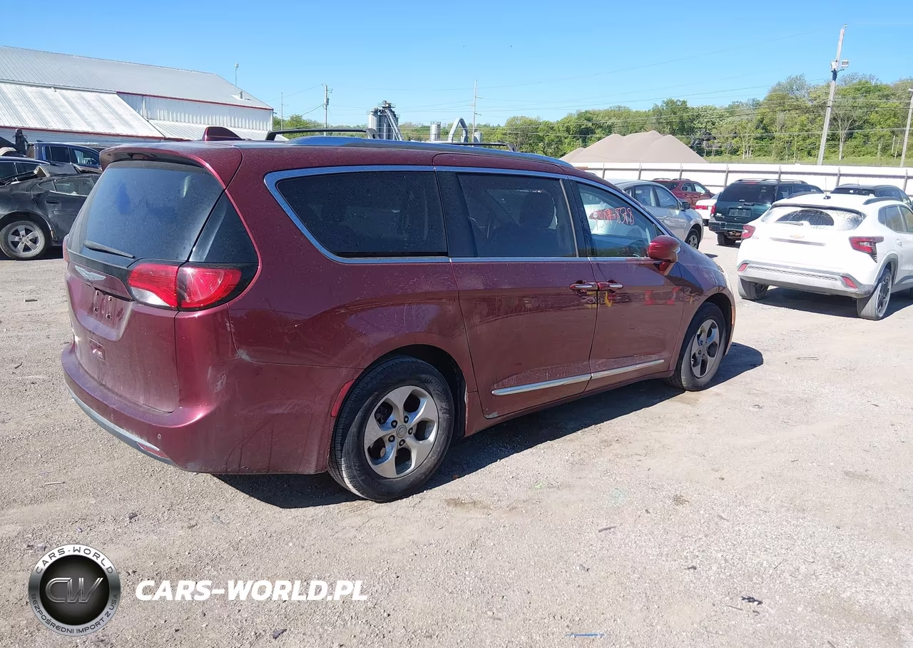 2017 Chrysler Pacifica Touring-L Plus VIN:2C4RC1EG8HR810987 - 4