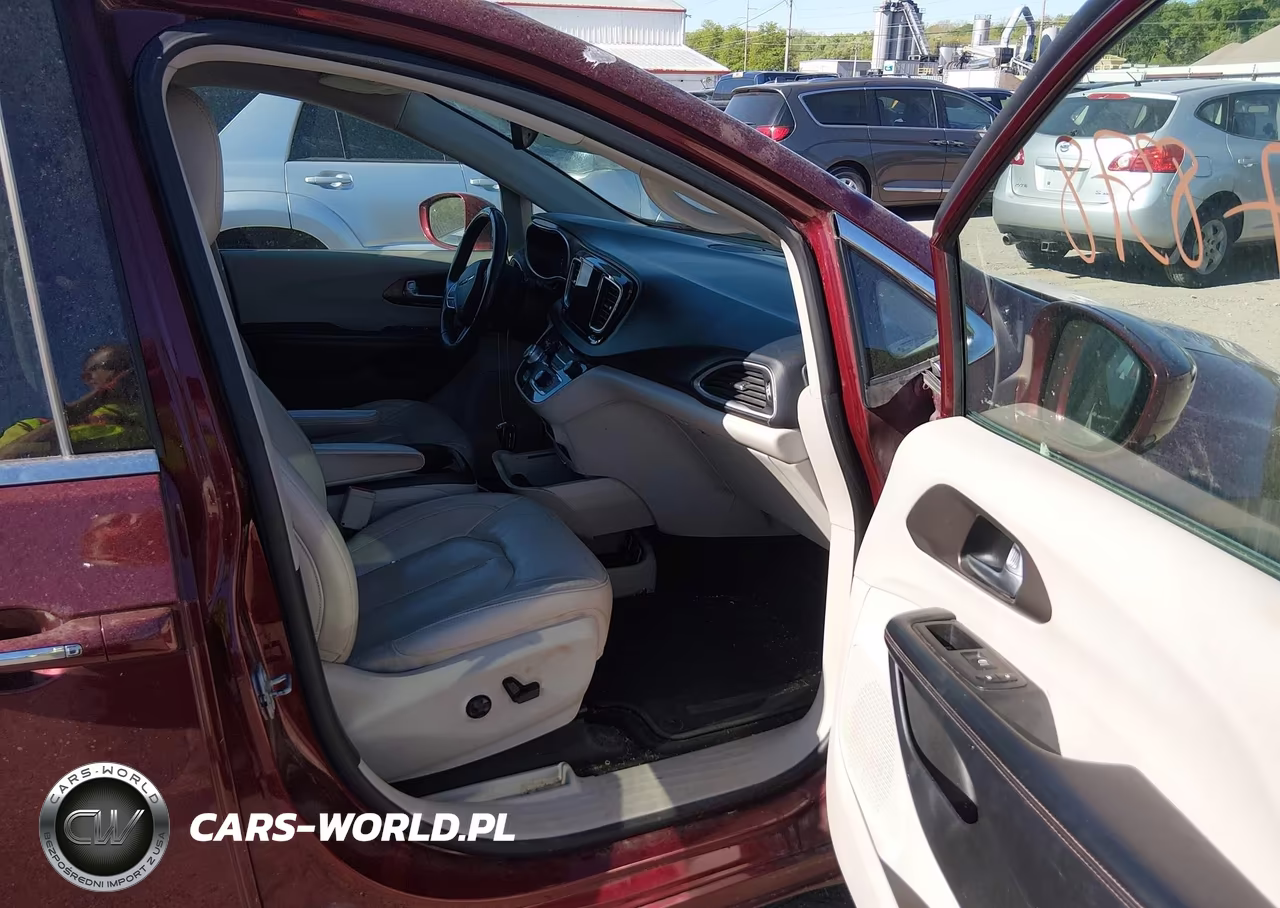 2017 Chrysler Pacifica Touring-L Plus VIN:2C4RC1EG8HR810987 - 5