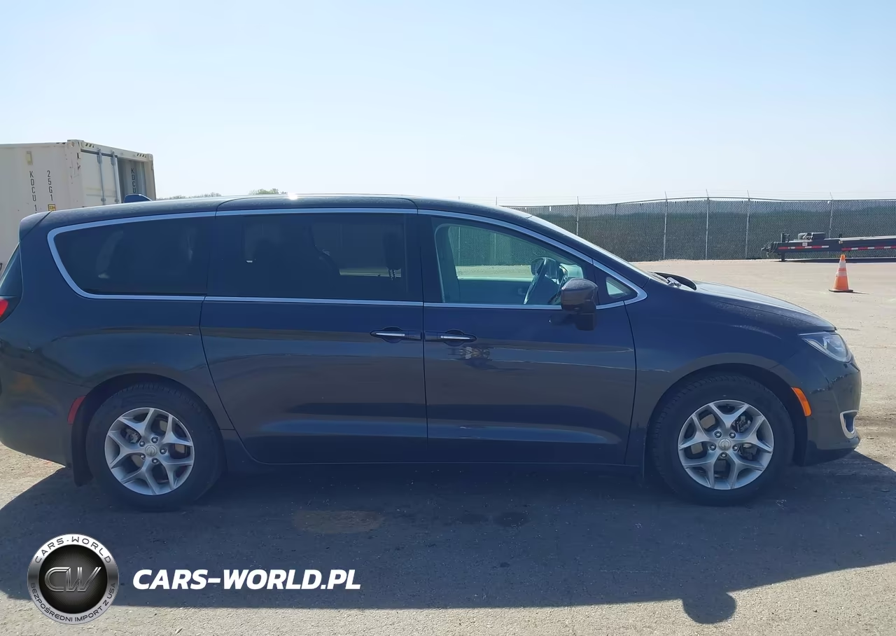 2019 Chrysler Pacifica Touring Plus VIN:2C4RC1FG0KR616900 - 13