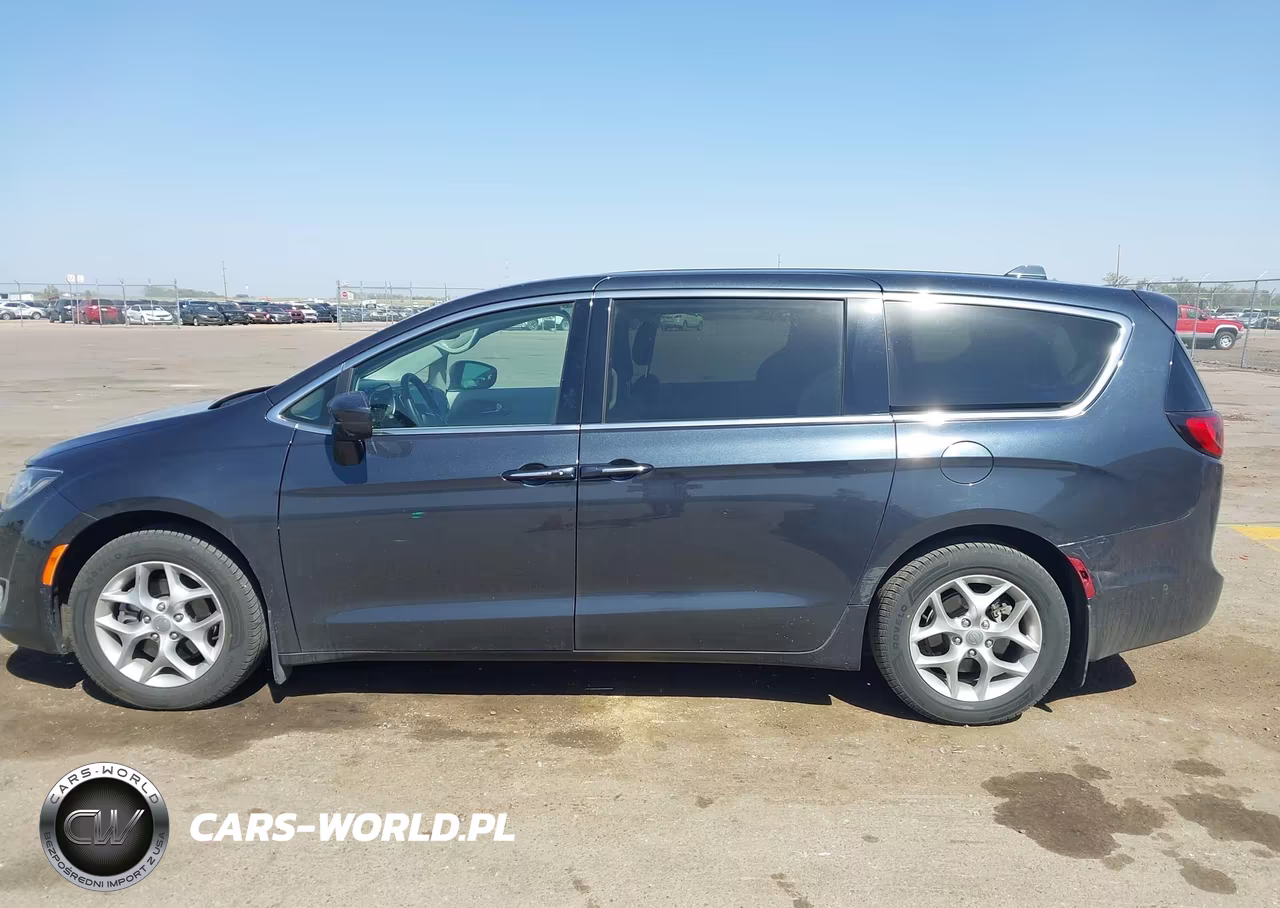 2019 Chrysler Pacifica Touring Plus VIN:2C4RC1FG0KR616900 - 14