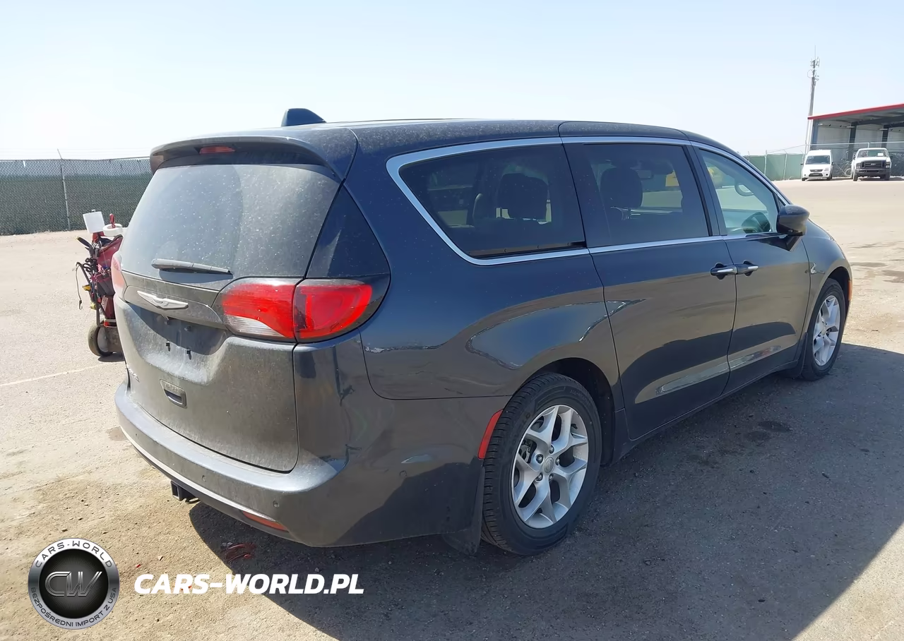 2019 Chrysler Pacifica Touring Plus VIN:2C4RC1FG0KR616900 - 4