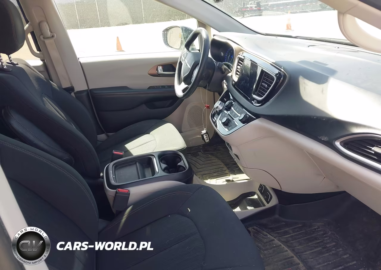 2019 Chrysler Pacifica Touring Plus VIN:2C4RC1FG0KR616900 - 5