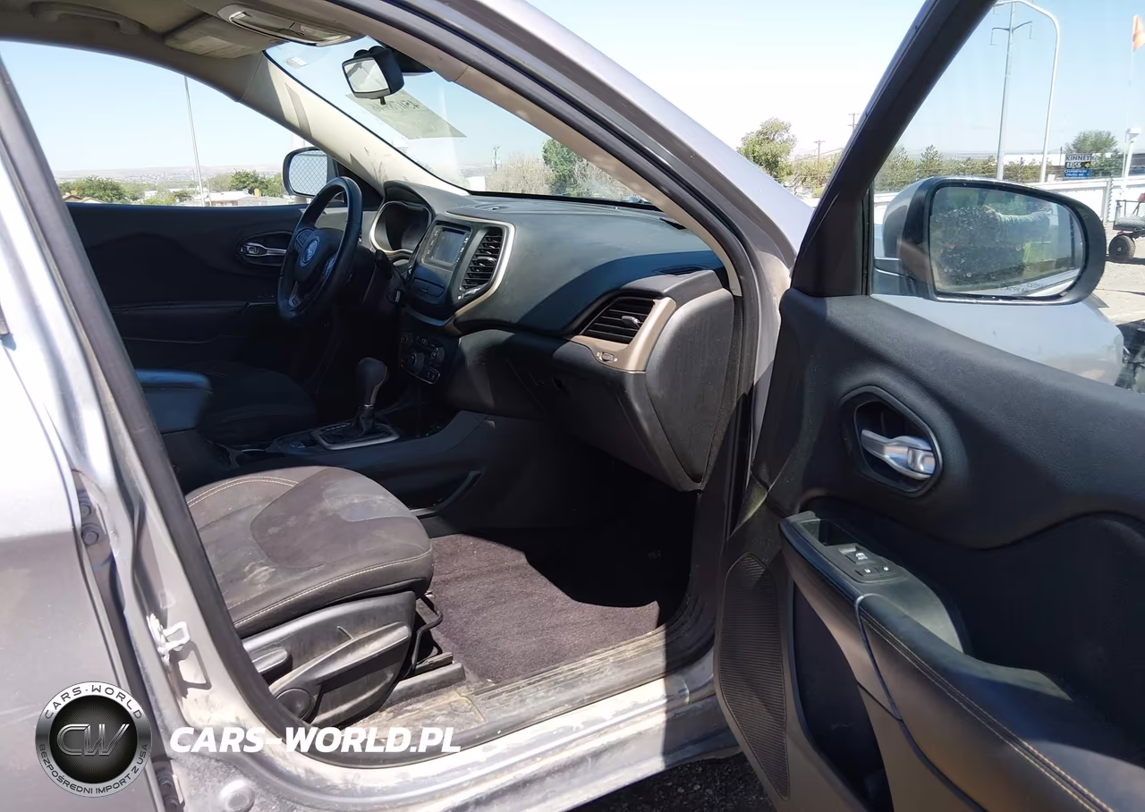 2016 Jeep Cherokee Latitude VIN:1C4PJLCS0GW287969 - 5