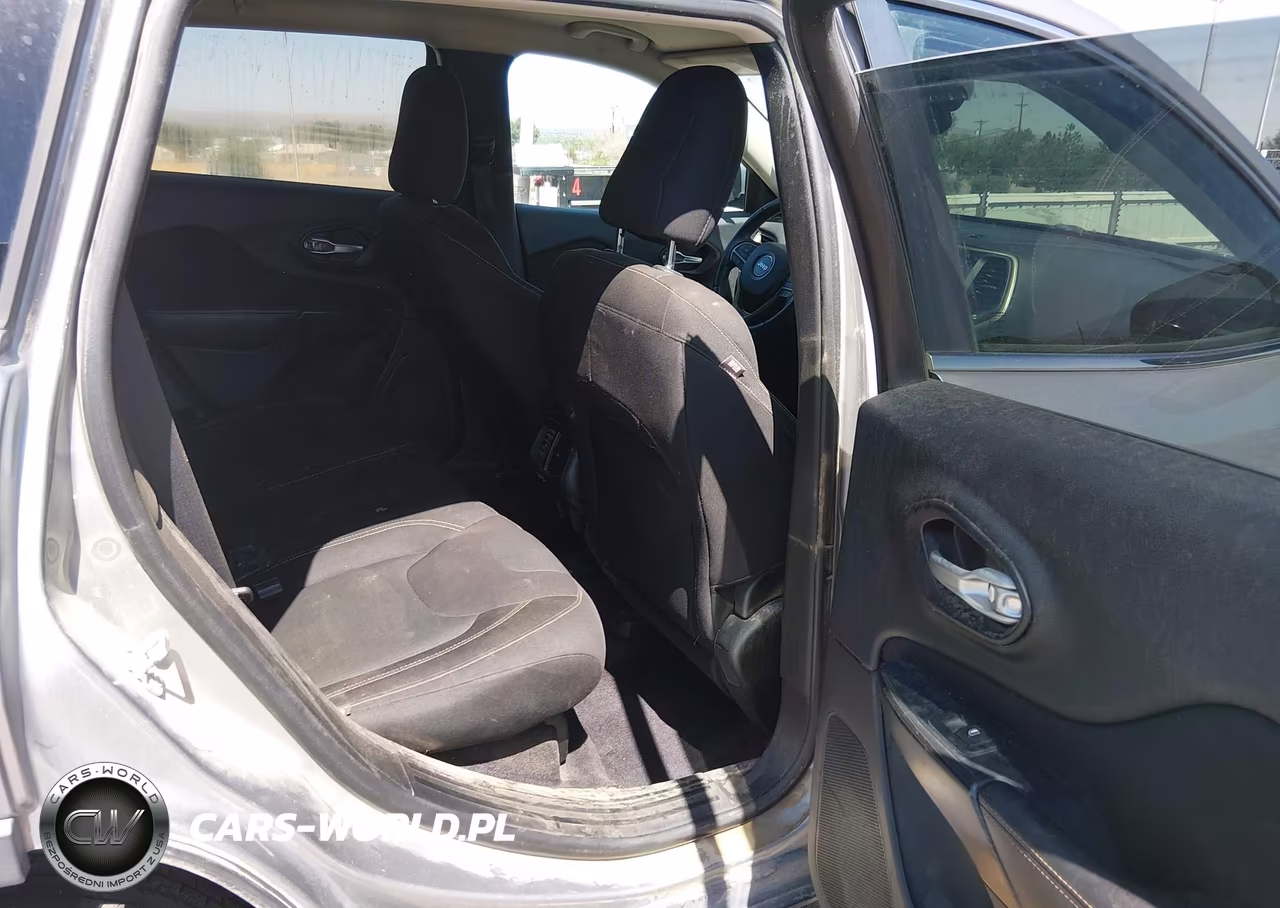 2016 Jeep Cherokee Latitude VIN:1C4PJLCS0GW287969 - 8