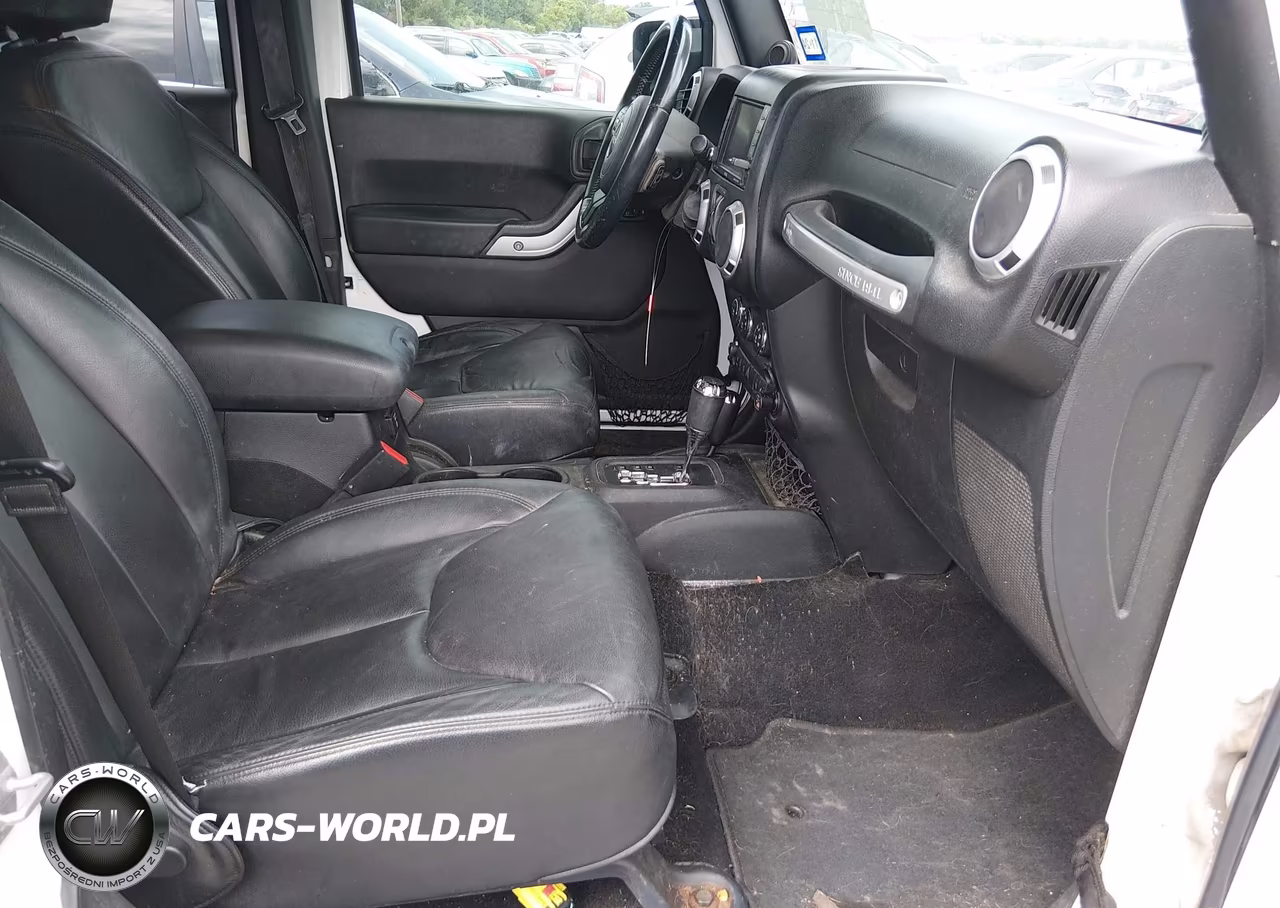 2014 Jeep Wrangler Unlimited Sahara VIN:1C4BJWEG6EL100110 - 5
