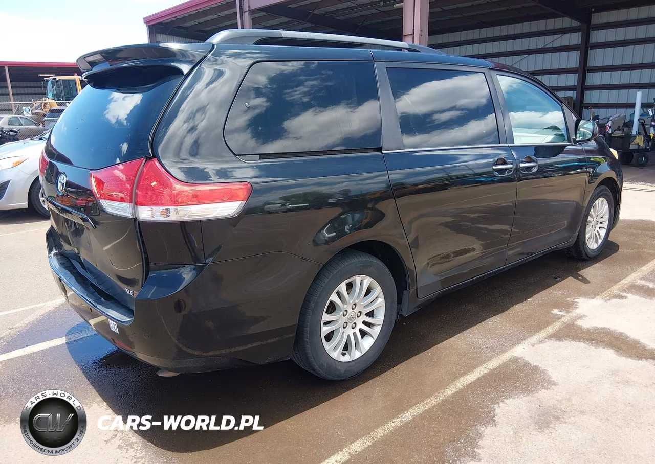 2013 Toyota Sienna Xle V6 7 Passenger Auto Access Seat-Xle V6 8 Passenger VIN:5TDYK3DC9DS350510 - 4
