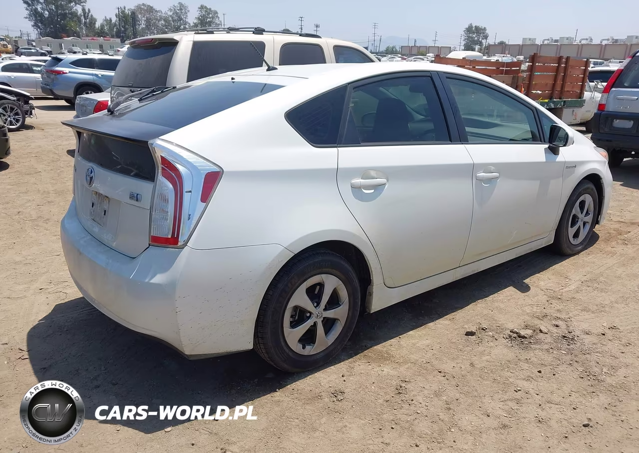 2015 Toyota Prius Two VIN:JTDKN3DU8F2003931 - 4