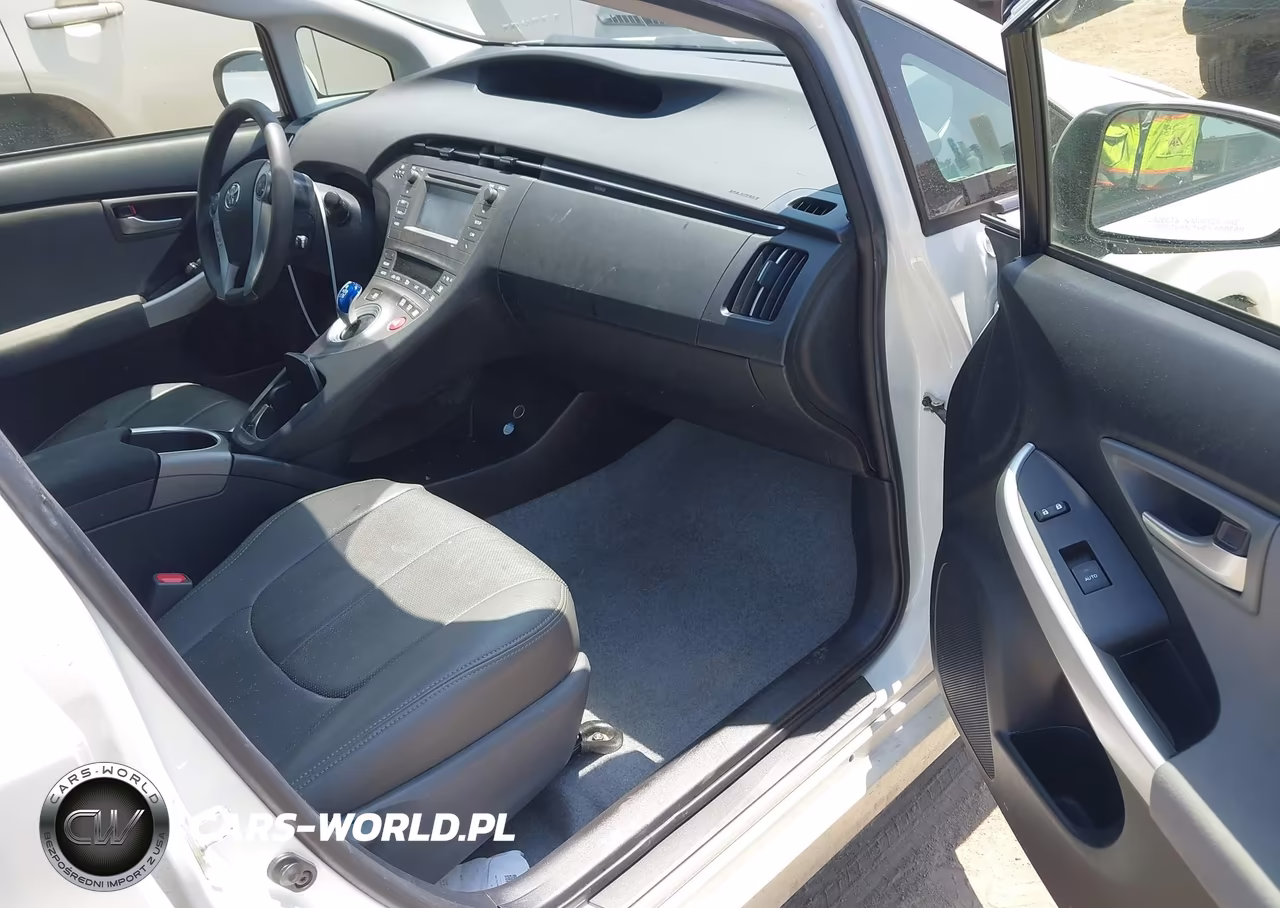 2015 Toyota Prius Two VIN:JTDKN3DU8F2003931 - 5