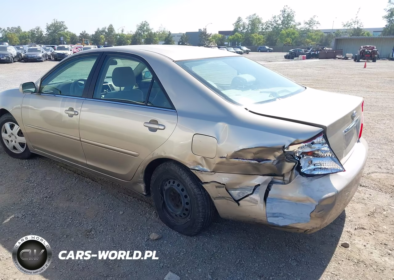 2002 Toyota Camry Le VIN:JTDBE32K520047702 - 3